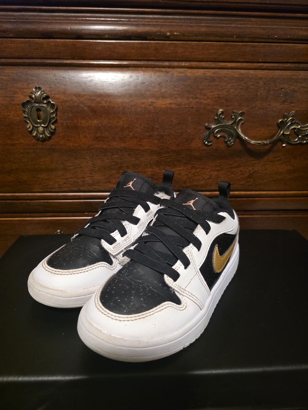 Jordan Kids Low-Top Sneakers in Black, White & Gold